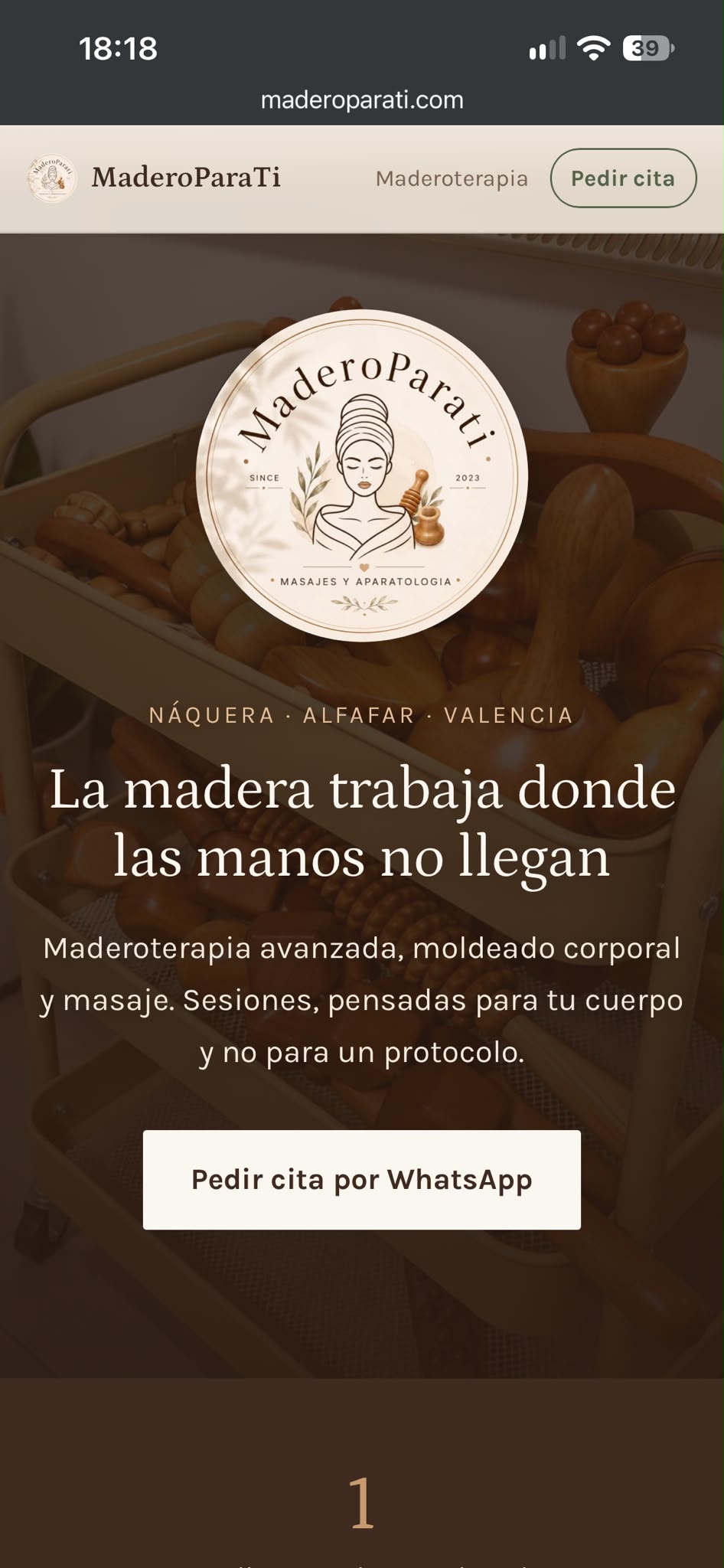 Mobile view of the homepage, with the studio identity, service introduction and WhatsApp appointment action.